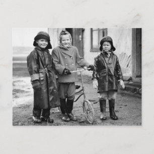 Cartão Postal Crianças com bicicleta antiga foto em preto e bran