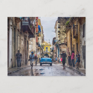 Cartão Postal Cruzando as ruas de Havana em carro vintage