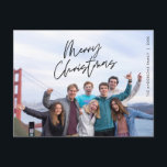 Cartão Postal Cumprimento Moderno, Feliz Natal Foto de Família P<br><div class="desc">Feliz Natal. Celebre a época com este cartão postal de foto de família. É totalmente personalizável e personalizado com suas próprias mensagens de cumprimentos. Por favor, adicione seu endereço de retorno para facilitar o envio. É simples, fácil, mas moderno minimalista e festivo. Este é o cartão postal perfeito para enviar...</div>