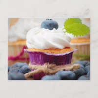 Cupcake delicioso de mirtilo com creme chicoteado