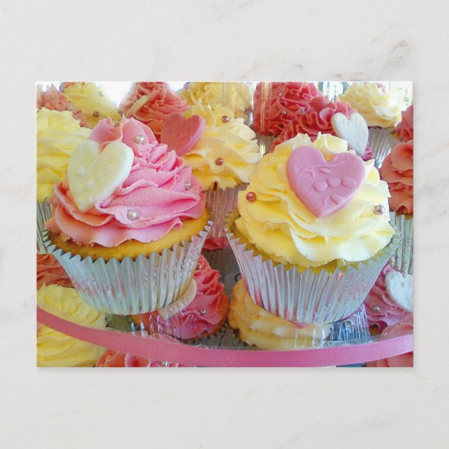 Cartão Postal Cupcakes de Casamento com Corações Fondantes (Frente)