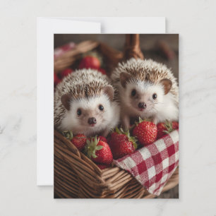 Cartão Postal Cute Hedgehogs Peeking de uma Cesta de Morango