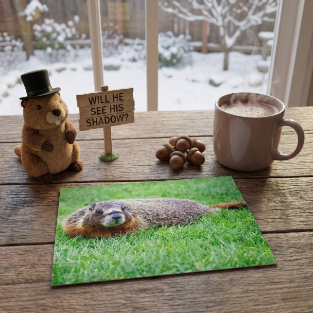 Cartão Postal Cute Realistic Groundhog Peeking In Green Grass (Criador carregado)