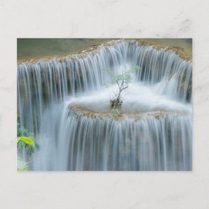 Cartão postal da natureza da cascata em níveis ser