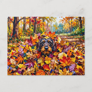 Cartão Postal Dachshund Descansando em Folhas Coloridas de Outon