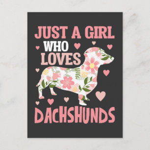 Cartão Postal Dachshund Loving Girl Flower Dog Corações de Cac