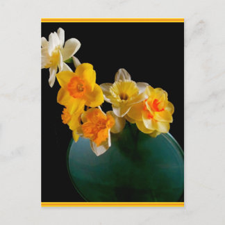 Cartão Postal Daffodils amarelos no design do vaso