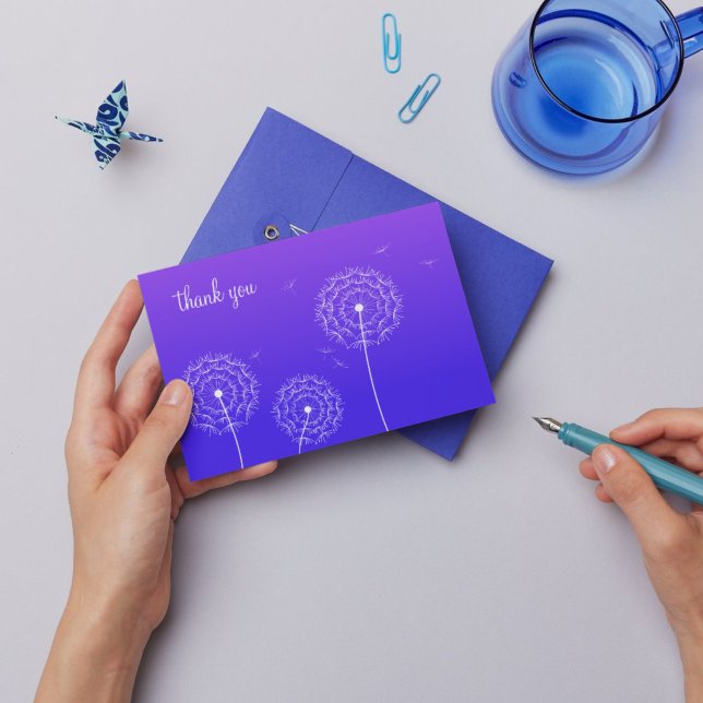 Cartão Postal Dandelion branco roxo minimalistaObrigado (Criador carregado)