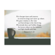 Daniel 2:21-22 Ele muda tempos e estações