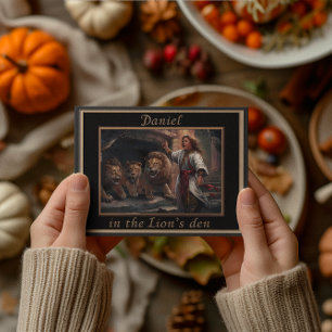 Cartão Postal Daniel de pé na cova dos leões com aparência antig