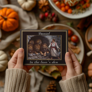 Cartão Postal Daniel de pé na cova dos leões de paredes de pedra