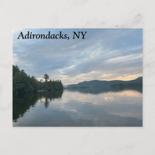 Cartão postal de Adirondacks, NY Lake e Mountain