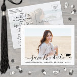 Cartão Postal De Anúncio 2 Script Moderno de Graduação de Fotografias Salva<br><div class="desc">Compartilhe as notícias alegres da sua próxima festa de formatura, assim como 2 fotos com estes minimalistas modernos simples, salve os convites para cartão-postal. Todas as fotos e textos são simples de personalizar para incluir o nome do formando, o ano de aula, a escola e outros detalhes do evento. (DICA...</div>