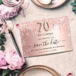 Cartão Postal De Anúncio 70 de aniversário rosa de glitter salvar a data<br><div class="desc">Uma placa feminina Save the Date para uma festa de aniversário 70. fundo rosa de gradiente dourado decorado com rosa dourado e gotas luminosas de prata sujas. Personalize e adicione uma data e um nome/texto. O texto: Salvar a Data é gravado com um script de estilo com letra de tendência...</div>