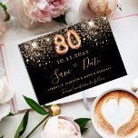 Cartão Postal De Anúncio 80 de aniversário rosa de ouro negro salvar a data<br><div class="desc">Uma moda e moda Salve a data para uma festa de aniversário 80. Um fundo preto decorado com falso brilho dourado. Modelos de uma data,  nome e texto. Letras coloridas com ouro. O texto: Salvar a Data é gravado com um script de estilo com letra de tendência grande.</div>