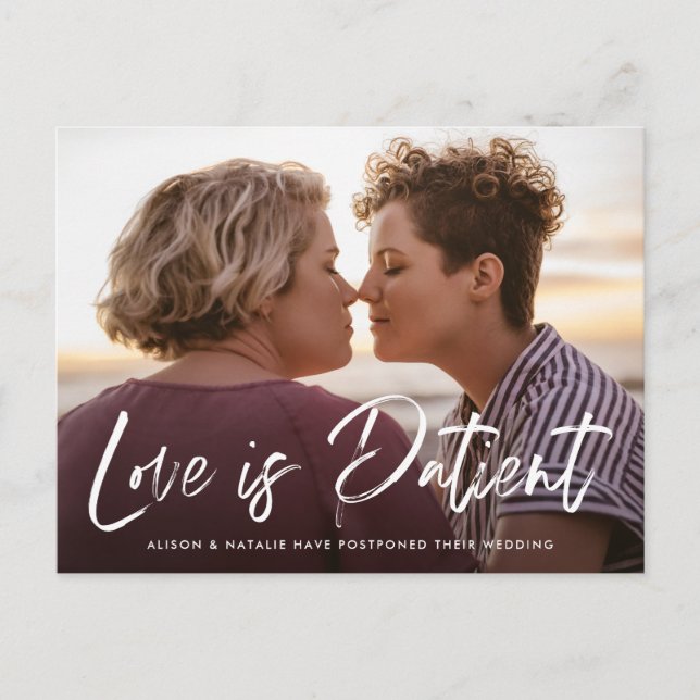 Cartão Postal De Anúncio Brushed Lettering O Amor é Paciente Adiamento (Frente)