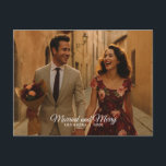 Cartão Postal De Anúncio Cartão-postal casado e Feliz<br><div class="desc">Casado e Feliz: Um Cartão-Postal Que Parece Uma Memória O riso foi real. O momento não foi escrito. Este cartão não diz apenas "casámo-nos" — mostra como é a alegria quando é teu. Nosso cartão postal de foto casado e Feliz foi projetado para casais que querem compartilhar mais do que...</div>