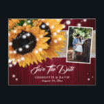 Cartão Postal De Anúncio Cartões-postais de Foto Burgundy Sunflower Save Th<br><div class="desc">Estes cartões-postais rústicos de foto para salvar a data do casamento,  apresentando girassóis sobre burlap e corredor de renda contra um fundo de madeira de celeiro,  são ideais para uma festa de casamento rústica burgundy inspirada em girassóis.</div>