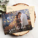 Cartão Postal De Anúncio Casamento com Caligrafia Moderna Salva a Foto da D<br><div class="desc">Caligrafia moderna com cauda de porco e seu anúncio de casamento de fotos favorito salve o cartão postal.</div>