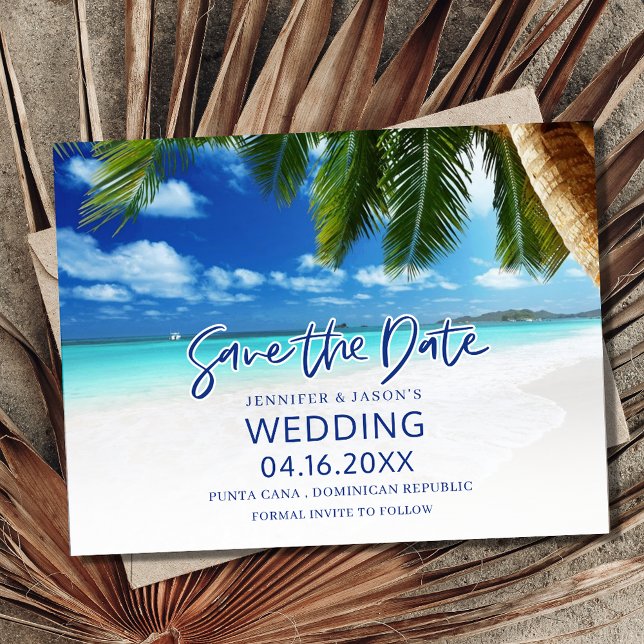 Cartão Postal De Anúncio Casamento de Destino de Praia Tropical Salvar as D (Tropical Beach Destination Wedding Save The Date Postcard)