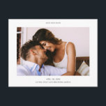 Cartão Postal De Anúncio Casamento de Foto Moderno com Na moda Simples Salv<br><div class="desc">Este simples e moderno casamento de fotos em formato horizontal, com na moda, salve a data do modelo de cartão postal apresenta uma aparência simples e limpa com uma simples tipografia. O aspecto minimalista é reforçado pelo espaço branco em cada lado. Na frente, você pode optar por alterar a fonte,...</div>