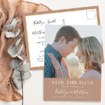 Cartão Postal De Anúncio Casamento de Fotos Minimalista Clay Modern Typogra<br><div class="desc">O Casamento De Foto Minimalista Da Tipografia Moderna Clay Salva O Cartão-Postal De Anúncio De Data. Avise sua família, amigos e colegas que você marcou uma data para sua celebração de casamento com este casamento elegante, na moda e moderno, salve o cartão de convite. Todos os textos estão pré-organizados para...</div>