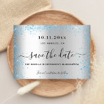 Cartão Postal De Anúncio Cinzas de prata de quinceanera salvam a data<br><div class="desc">Uma garota e uma moda Salvem a data para uma Quinceañera,  15 festa de aniversário. Um fundo com aspecto fino prateado decorado com poeira brilhante azul. Personalize e adicione uma data e nome/idade. O texto: Salvar a Data é gravado com um script de estilo com letra de tendência grande.</div>