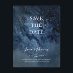 Cartão postal de anúncio de data de casamento em p<br><div class="desc">Este cartão postal de anúncio de data de casamento em prata e céu noturno celestial é perfeito para o seu casamento encantado sob as estrelas. O céu de água-forte azul-marinho escuro, pontilhado de estrelas prateadas, definirá o tom para o seu casamento boêmio ao ar livre à noite. Personalize-o como desejar...</div>