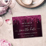 Cartão Postal De Anúncio Derramamento de burgundy de aniversário salva a da<br><div class="desc">A Save the Date card for a 21ruas (ou qualquer idade) festa de aniversário. Um fundo metálico de cor entorpecida, decorado com pingos de brilho sujo, aparência de pingar tinta. Personalize e adicione uma data e nome/idade. O texto: Salvar a Data é gravado com um script de estilo com letra...</div>