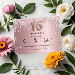 Cartão Postal De Anúncio Doce 16 cor-de-rosa cor-de-prata, guarde a data<br><div class="desc">Uma garota e moda Salve o cartão de data para uma doce festa de aniversário 16, 16. Fundo cor-de-rosa embebido com gotas de brilho prateado rosa e falso. Personalize e adicione uma data e um nome/texto. O texto: Salvar a Data é gravado com um script de estilo com letra de...</div>