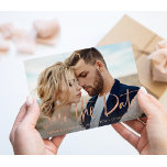 Cartão Postal De Anúncio Duas Fotografias | Faux Rosa Dourado Script Salvar<br><div class="desc">Este cartão postal, elegante e caprichoso, apresenta duas das suas fotografias pessoais favoritas, com o trendy faux rosa look manuscrito. A parte de trás contém uma segunda foto com uma camada translúcida e mais detalhes e informações sobre o seu casamento. Um olhar simples e moderno que vai ajustado perfeitamente com...</div>