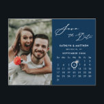 Cartão Postal De Anúncio Elegante Rascunho Azul Moderno Foto Salve a Data<br><div class="desc">Azul Moderno | Cartão-postal de Anúncio de "Save the Date" com elegante escrita sobre um fundo Cerúleo,  apresentando um Calendário Personalizado com uma bela Foto. Deixe sua família,  amigos e colegas saberem que você definiu uma data para a celebração do seu casamento com este cartão elegante.</div>