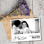 Cartão Postal De Anúncio Elegante Roteiro de Foto de Casamento Salve a Data<br><div class="desc">Nosso cartão postal de "Save the Date" para casamento com foto e letra elegante é uma maneira sofisticada de anunciar seu dia especial com um toque de sofisticação. A frente do cartão postal apresenta uma bela fonte cursiva que anuncia "Save the Date", e sua foto de noivado favorita toma o...</div>