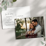 Cartão Postal De Anúncio Elegantemente Pened | Data de salvamento da foto<br><div class="desc">Um casamento elegante salve o cartão postal de data projetado para acomodar sua foto favorita de noivado de sangramento horizontal ou paisagístico. Seus nomes aparecem como uma sobreposição de texto branco em um script moderno, escrito à mão. Personalize com sua data de casamento e local de casamento embaixo. Cartões postais...</div>