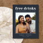 Cartão Postal De Anúncio Engraçado Bebidas Gratuitas Foto de Casamento Salv<br><div class="desc">Estes guardam os cartões postais são para o casal divertido que mal pode esperar para celebrar no seu casamento com a sua família e amigos. A design de tipografia fotográfica moderna "Bebidas grátis e um casamento ao lado" é uma das nossas mais populares! Seus convidados de casamento vão adorar. Personalize...</div>