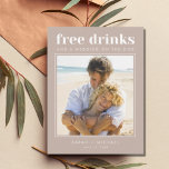 Cartão Postal De Anúncio Engraçado Bebidas Gratuitas Foto de Casamento Salv<br><div class="desc">Estes guardam os cartões postais são para o casal divertido que mal pode esperar para celebrar no seu casamento com a sua família e amigos. A design de tipografia fotográfica moderna "Bebidas grátis e um casamento ao lado" é uma das nossas mais populares! Seus convidados de casamento vão adorar. Personalize...</div>