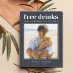 Cartão Postal De Anúncio Engraçado Bebidas Gratuitas Foto de Casamento Salv<br><div class="desc">Estes guardam os cartões postais são para o casal divertido que mal pode esperar para celebrar no seu casamento com a sua família e amigos. A design de tipografia fotográfica moderna "Bebidas grátis e um casamento ao lado" é uma das nossas mais populares! Seus convidados de casamento vão adorar. Personalize...</div>