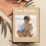 Cartão Postal De Anúncio Engraçado Bebidas Gratuitas Foto de Casamento Salv<br><div class="desc">Estes guardam os cartões postais são para o casal divertido que mal pode esperar para celebrar no seu casamento com a sua família e amigos. A design de tipografia fotográfica moderna "Bebidas grátis e um casamento ao lado" é uma das nossas mais populares! Seus convidados de casamento vão adorar. Personalize...</div>