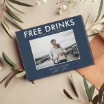 Cartão Postal De Anúncio Engraçado Bebidas Livres Casamento de Marinhos Sal<br><div class="desc">Salve os cartões postais de data que são para o casal divertido que mal pode esperar para compartilhar sua data de casamento com sua família e amigos. Foto moderna "Bebidas grátis (e vamos nos casar) design em marinho azul e branco é personalizado com sua foto, nomes, data do casamento e...</div>