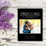 Cartão Postal De Anúncio Engraçado Casamento de Bolo Livre Foto Salvar Data<br><div class="desc">Apresentando nossa linda e encantadora Foto de Casamento de Bolo Livre Engraçado Salve o Cartaz de Data! Perfeito para casais que acreditam que rir é a melhor maneira de dar um pontapé na viagem de casamento. Capturando a essência da alegria e do capricho, este cartão postal apresenta uma mensagem deliciosa...</div>