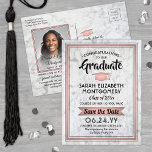 Cartão Postal De Anúncio Felicita o mármore do Formando e o rosa Salve a fo<br><div class="desc">Compartilhe as notícias alegres de uma festa de formatura que vem com a folha de ouro rosa e mármore personalizados com fotos faux, salve os convites para cartões postais de data. A imagem e o texto deste modelo são simples de personalizar com o nome do formando, o ano de aula...</div>