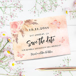 Cartão Postal De Anúncio Festa de aniversário pampas borboletas salvam a da<br><div class="desc">Uma cinta e moda Salve a placa Date para uma festa de aniversário 40th (ou qualquer idade). Um fundo cor-de-rosa pincelado, rosa, gradiente dourado, decorado com florais cor-de-rosa pincelado, grama pampas e borboletas. Personalize e adicione uma data e nome/idade. O texto: Salvar a Data é gravado com um script de...</div>