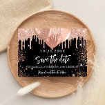 Cartão Postal De Anúncio Festa de aniversário rosa ouro preto salvar a data<br><div class="desc">Uma moda e moda Salve a data para uma festa de aniversário 18 (ou qualquer idade). Um fundo preto decorado com pingos de ouro e balões de rosa. Personalize e adicione uma data e nome/idade. O texto: Salvar a Data é gravado com um script de estilo com letra de tendência...</div>