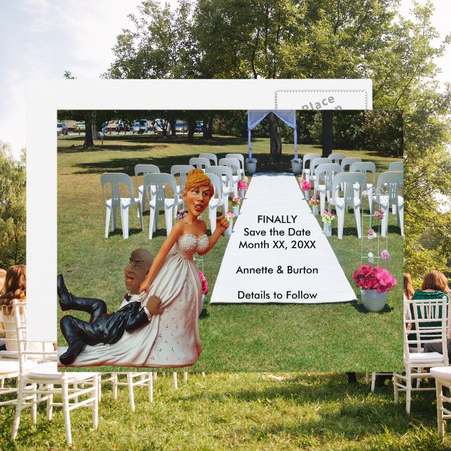 Cartão Postal De Anúncio Finalmente Salve a Data Casal Interracial Engraçad (Finally Save the Date Funny Interracial Couple 2 Announcement Postcard)