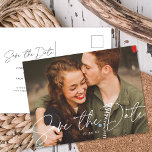 Cartão Postal De Anúncio Foto De Casamento De Script Moderno Chic Salvar A<br><div class="desc">Este chic e moderno salve a data foto POSTCARD apresenta um roteiro de caligrafia gracioso "salve a data" e sua data de casamento em branco sobre uma foto horizontal de sangria de cheio. A parte de trás do cartão tem todos os seus detalhes. Estes guardam os cartões postais de data...</div>