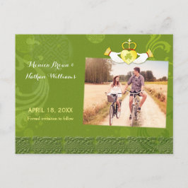 Cartão Postal De Anúncio Foto de casamento do coração de Claddagh irlandês