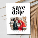 Cartão Postal De Anúncio Foto do casamento moderno preto e branco Salvar a<br><div class="desc">Não sacrifique o estilo quando estiver no orçamento com nossa Foto de Casamento Moderno Preto e Branco Salve os Cartões-postais Data. Com um design de tipografia simples e moderno e sua foto de noivado favorita, eles salvam as datas para seu próximo casamento. Adicione sua foto à frente e seus detalhes...</div>