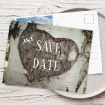 Cartão Postal De Anúncio Foto do Coração da Madeira Rústica Salvar a Data<br><div class="desc">Parabéns no seu noivado! Salve os anúncios de data são o primeiro grande passo no processo de planejamento de casamento! Esta design apresenta um toque rústico com um coração gravado em uma árvore com seu monograma, exceto o cartão-postal com uma grande fotografia na parte traseira do cartão. A fonte pode...</div>