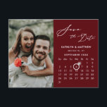 Cartão Postal De Anúncio Foto do Script Elegante Vermelho Moderno Salva a D<br><div class="desc">Vermelho Maroon Moderno | Cartão-postal de lançamento Elegante Burgundy com ‘Salvar a data’ com um calendário personalizado com uma bela foto. Diga à sua família, amigos e colegas que marcou uma data para a celebração do seu casamento com esta carta elegante. Para mover o marcador Ring > clicar em azul...</div>