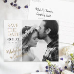 Cartão Postal De Anúncio Foto Dourada simples Elegante Casamento Salve a Da<br><div class="desc">Simplesmente Chic. Este casamento na moda, moderno, salvo a data do cartão postal modelo tem um design limpo e fresco com uma parte semitransparente à esquerda para o seu texto, dando um sentimento de fluidez. Para adicionar a esse efeito, dependendo do comprimento dos seus primeiros nomes, um ou ambos podem...</div>